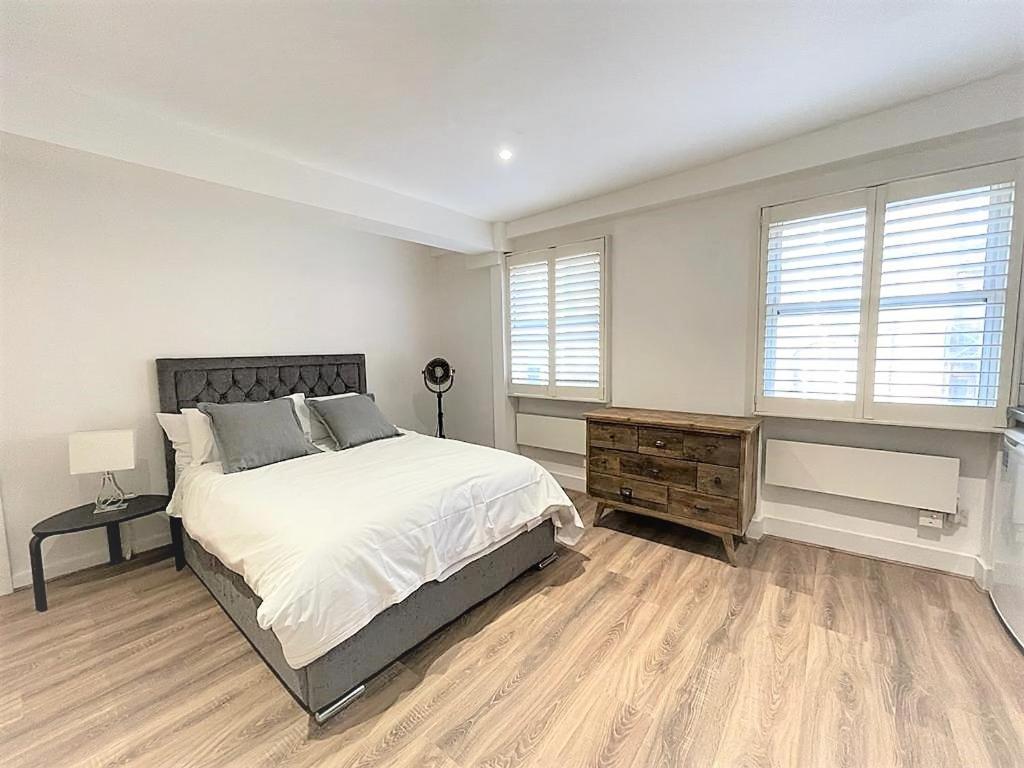 Goodge Street Apartment *