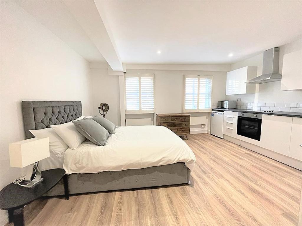 Goodge Street Apartment