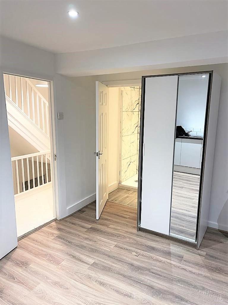 Goodge Street Apartment *