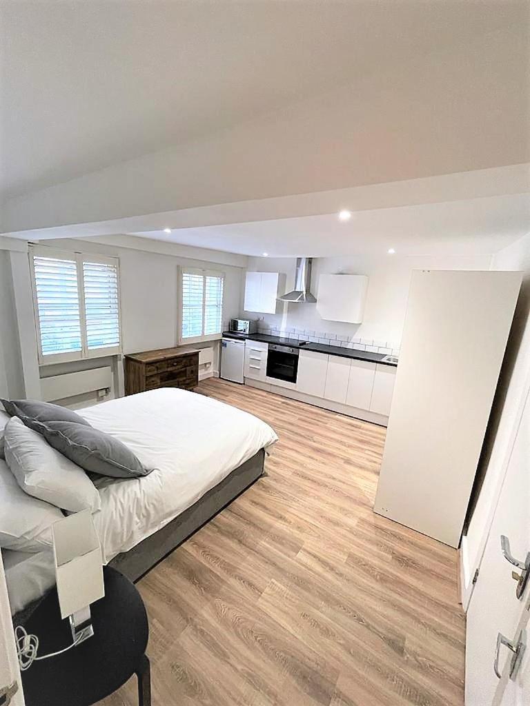 Goodge Street Apartment *