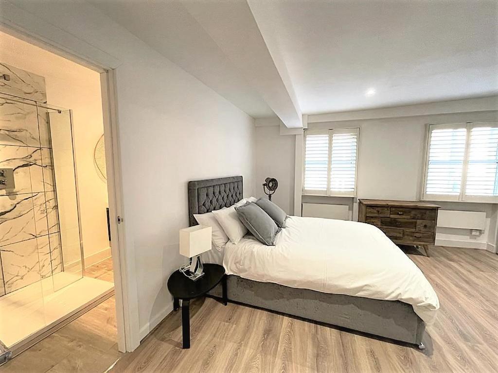 Goodge Street Apartment
