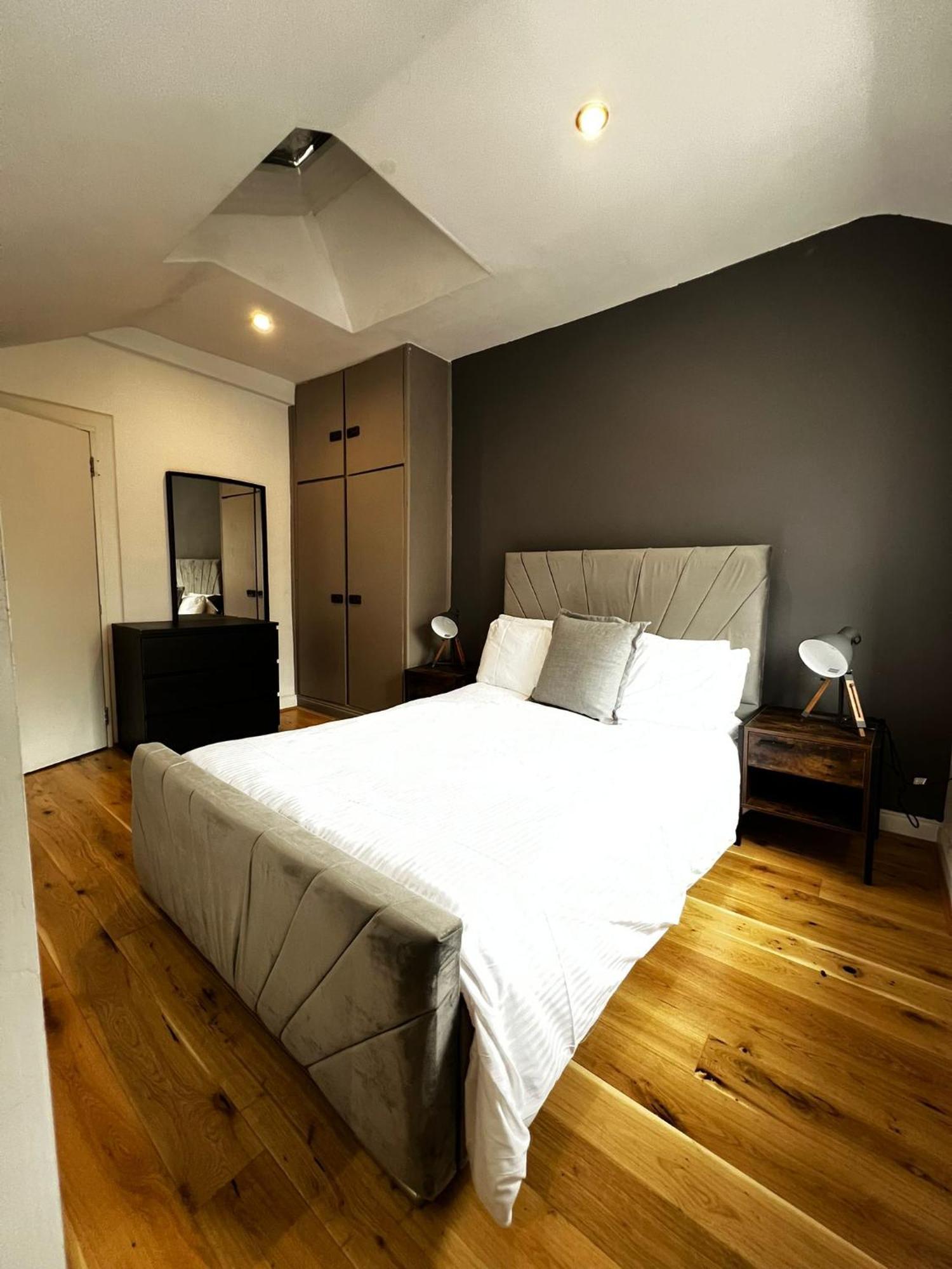 Goodge Street Apartment *